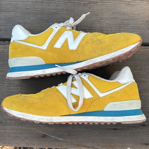 Gently used new balance shoes, 574 size 10 - Picture 5 of 6